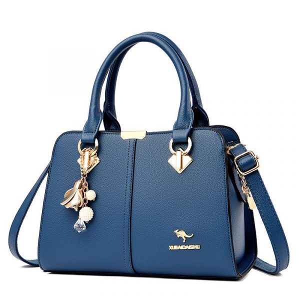 I am Chinese and I work in clothing in Guangzhou. I have my own factory and specialize in men's, women's, and children's clothing. Welcome to cooperate#服装批发