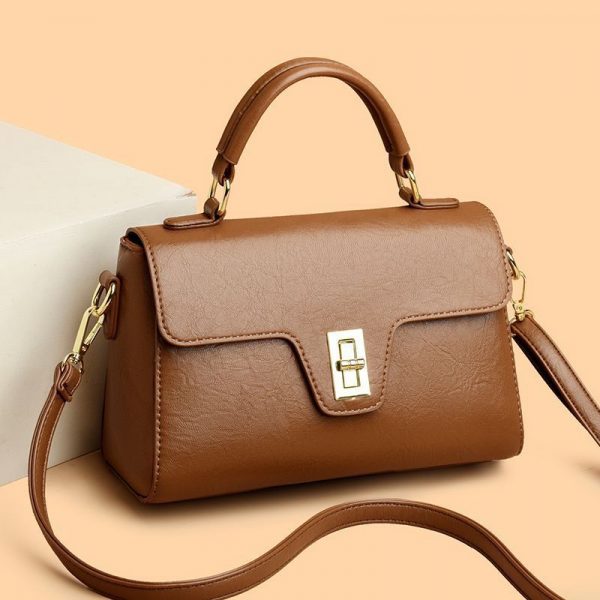 I am Chinese and I work in clothing in Guangzhou. I have my own factory and specialize in men's, women's, and children's clothing. Welcome to cooperate#服装批发